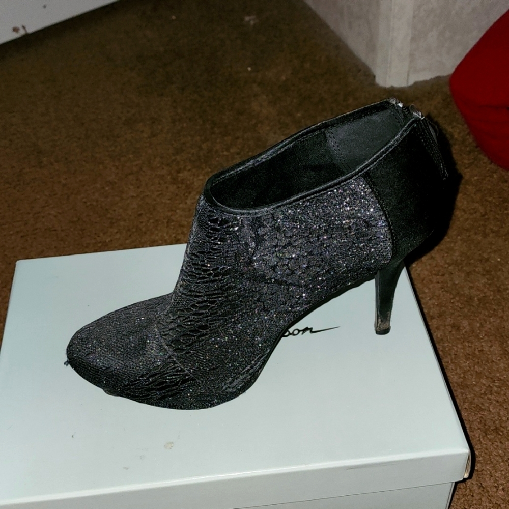 EUC Black sparkling heels. Size 8.5. Worn twice has zip closure in the back.